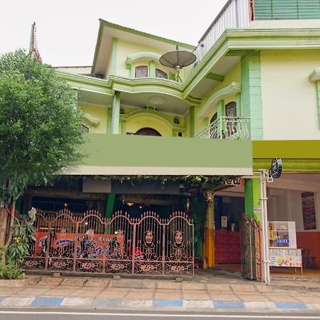 Oyo Life 3103 Opo Homestay & Kost Malang Bagian luar foto