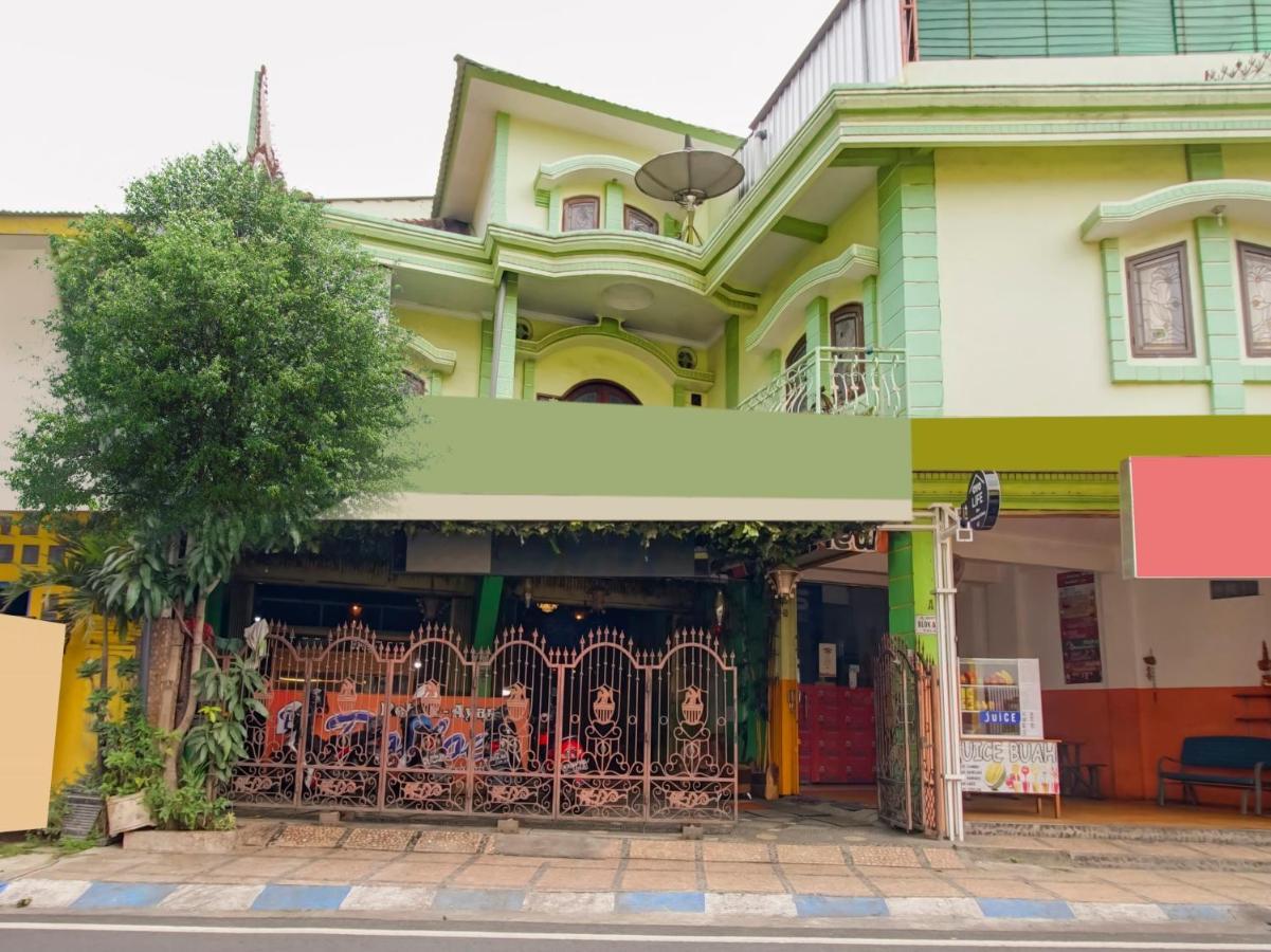 Oyo Life 3103 Opo Homestay & Kost Malang Bagian luar foto