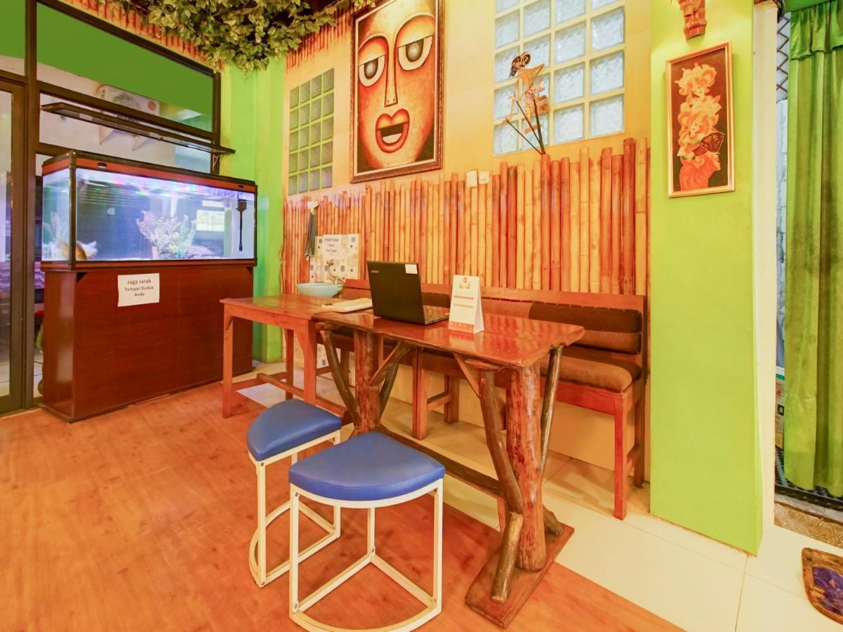 Oyo Life 3103 Opo Homestay & Kost Malang Bagian luar foto