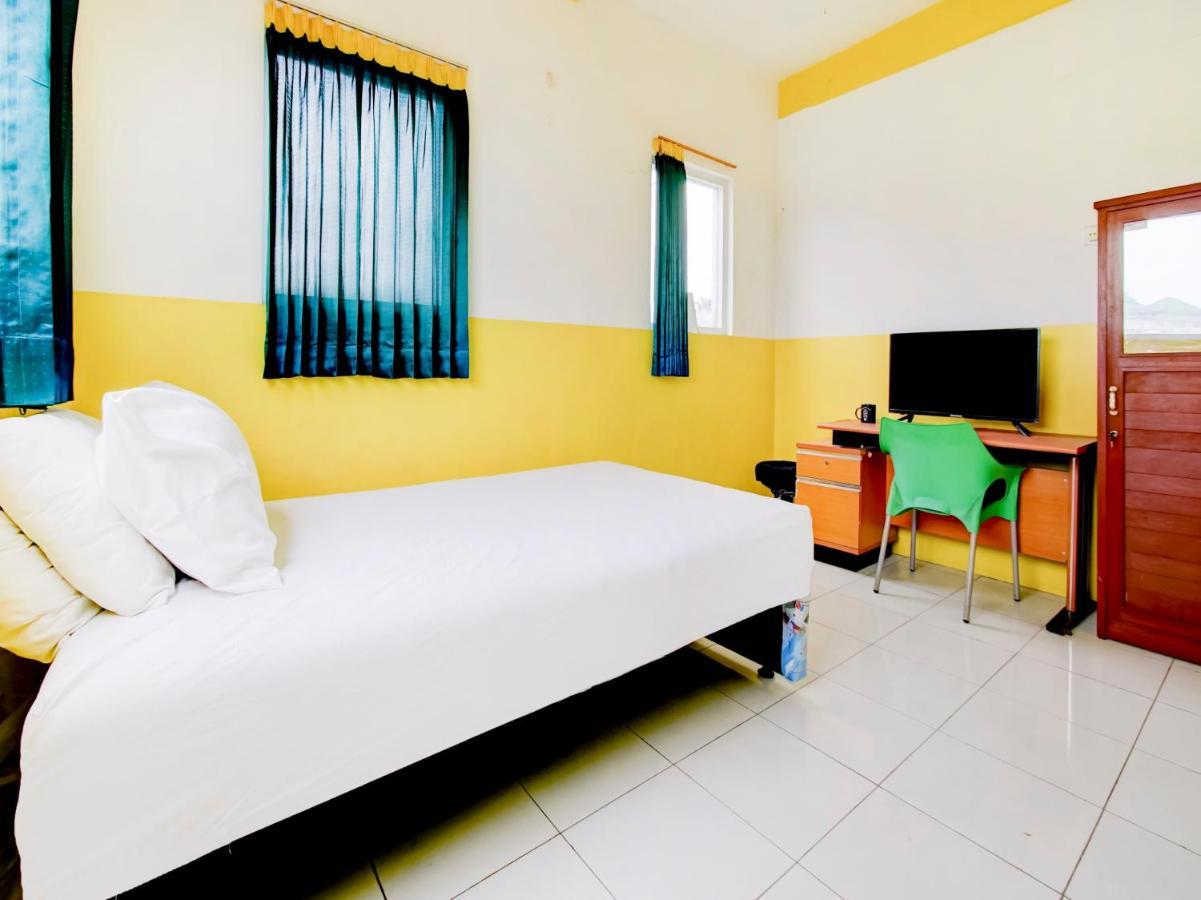 Oyo Life 3103 Opo Homestay & Kost Malang Bagian luar foto