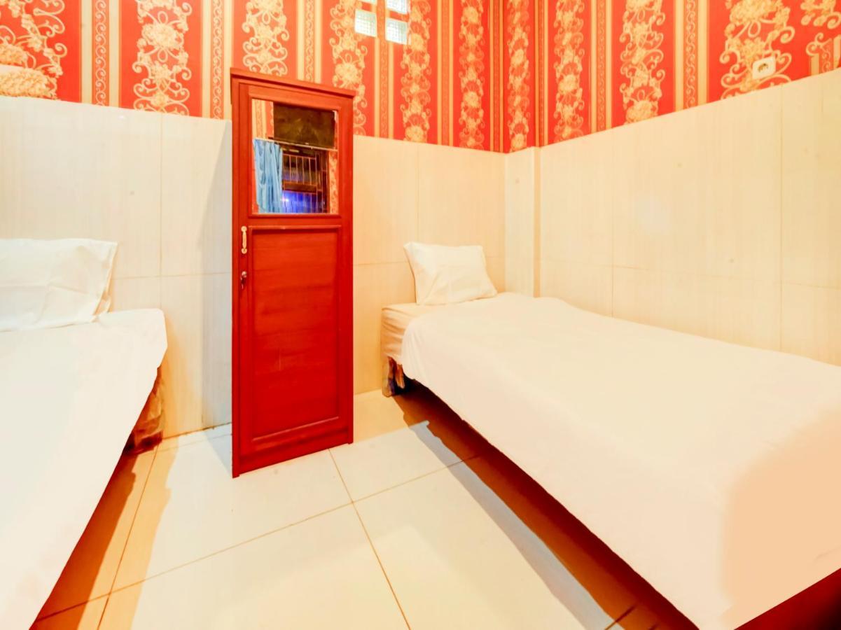 Oyo Life 3103 Opo Homestay & Kost Malang Bagian luar foto