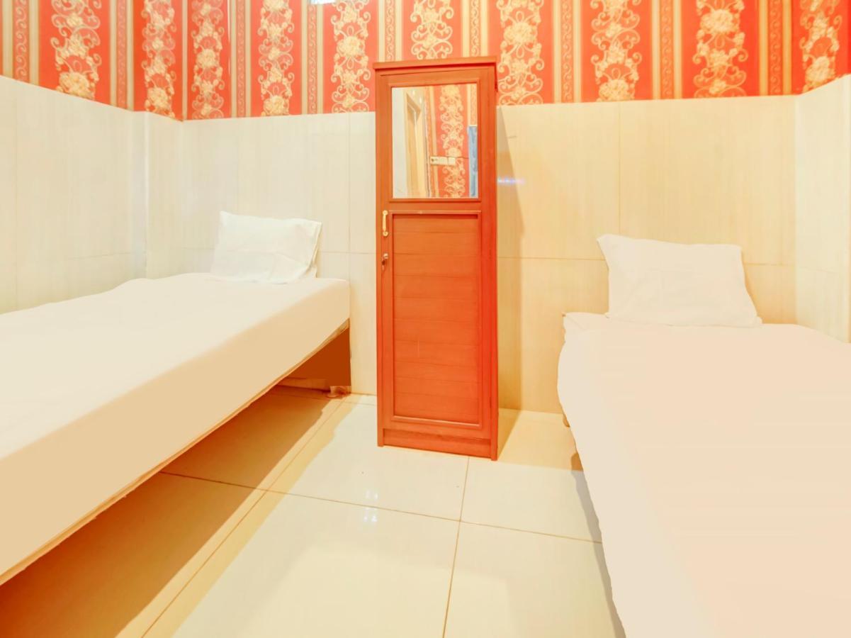 Oyo Life 3103 Opo Homestay & Kost Malang Bagian luar foto