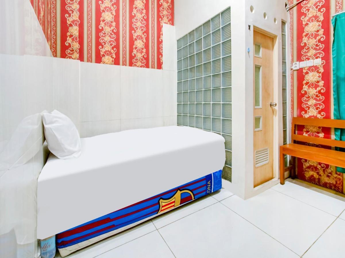 Oyo Life 3103 Opo Homestay & Kost Malang Bagian luar foto