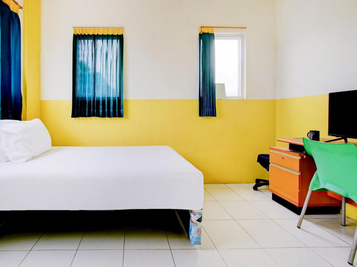 Oyo Life 3103 Opo Homestay & Kost Malang Bagian luar foto