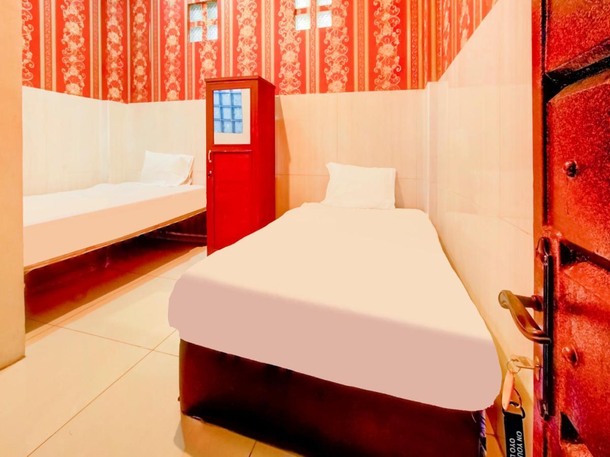 Oyo Life 3103 Opo Homestay & Kost Malang Bagian luar foto