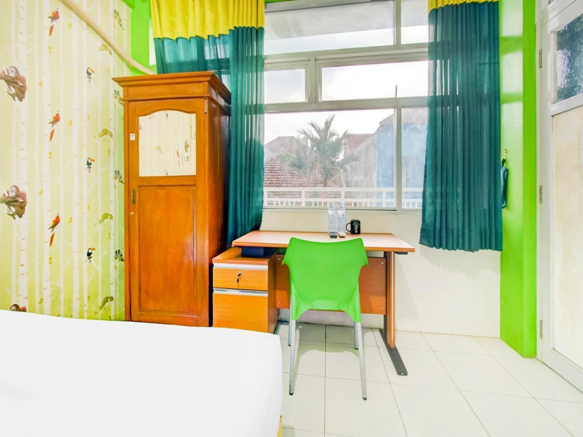 Oyo Life 3103 Opo Homestay & Kost Malang Bagian luar foto